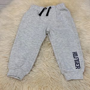 Tommy Hilfiger White/Blue Sweatpants with Hilfiger Design in size 24M